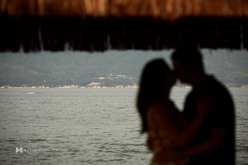 ensaio de casal, fotos no ribeirão da ilha, mario oliveira, fotografo de casamento, melhor fotografo de florianopolis, fotos com cachorro, pitbull, praia da armação, nascer do sol