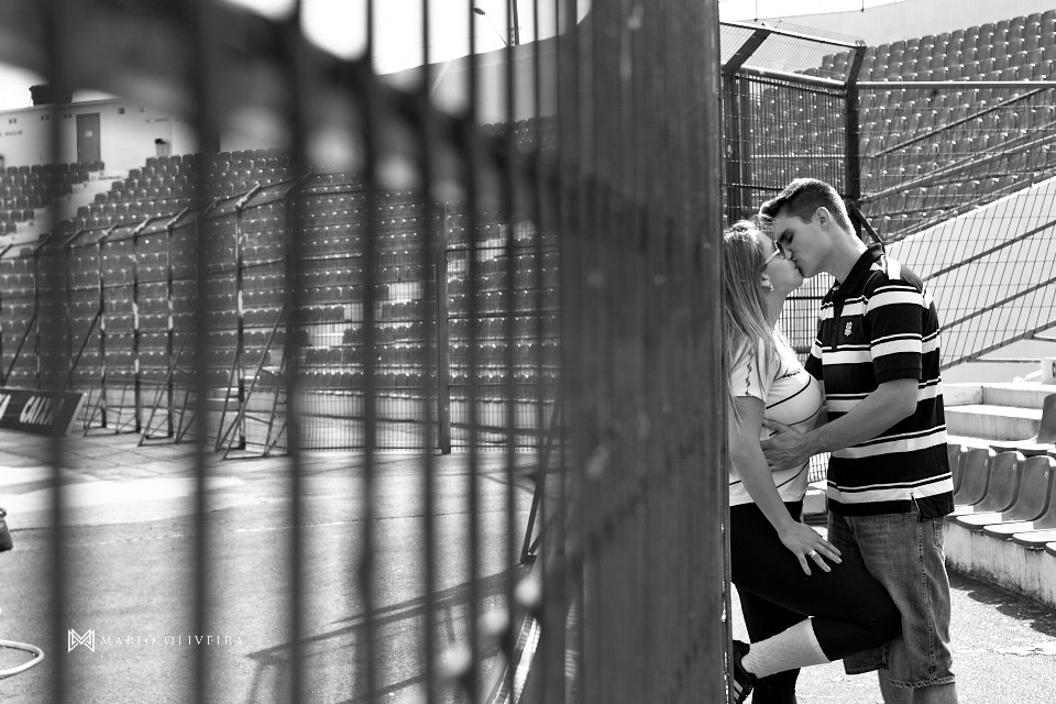 casal na praia, casa no orlando scarpelli, fotos no campo do figueirense, fotografo de casamento, mario oliveira, melhor fotografo de florianopolis, ensaio pre-casamento, pre wedding, guarda do embau