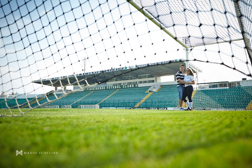 casal na praia, casa no orlando scarpelli, fotos no campo do figueirense, fotografo de casamento, mario oliveira, melhor fotografo de florianopolis, ensaio pre-casamento, pre wedding, guarda do embau