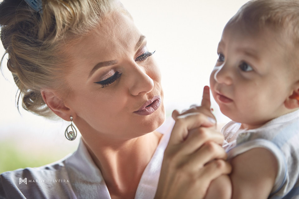 noiva de roupão brincando com o filho no colo
