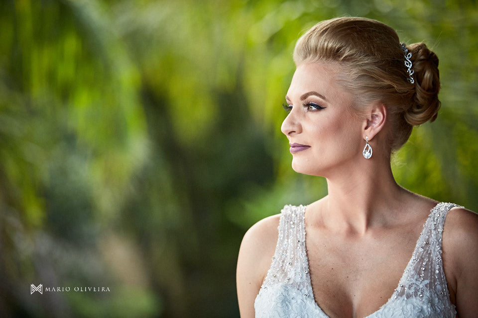 retrato da noiva vestida de perfil com arvores ao fundo