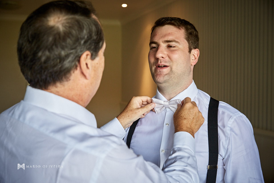 pai do noivo ajustando gravata borboleta do noivo