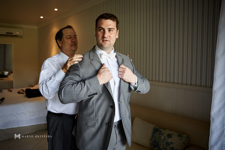 pai do noivo,ajudando o noivo a vestir o paletó making of no infinity blue resort balneario camboriu