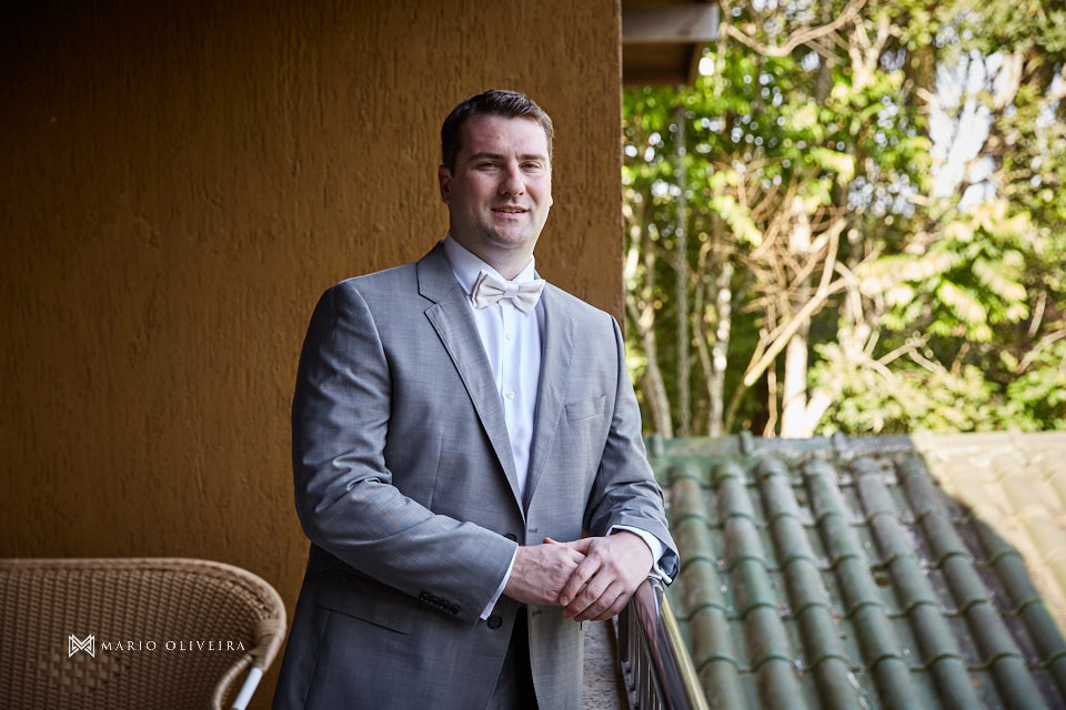 noivo pronto na varanda do infinity blue resort balneario camboriu sorrindo