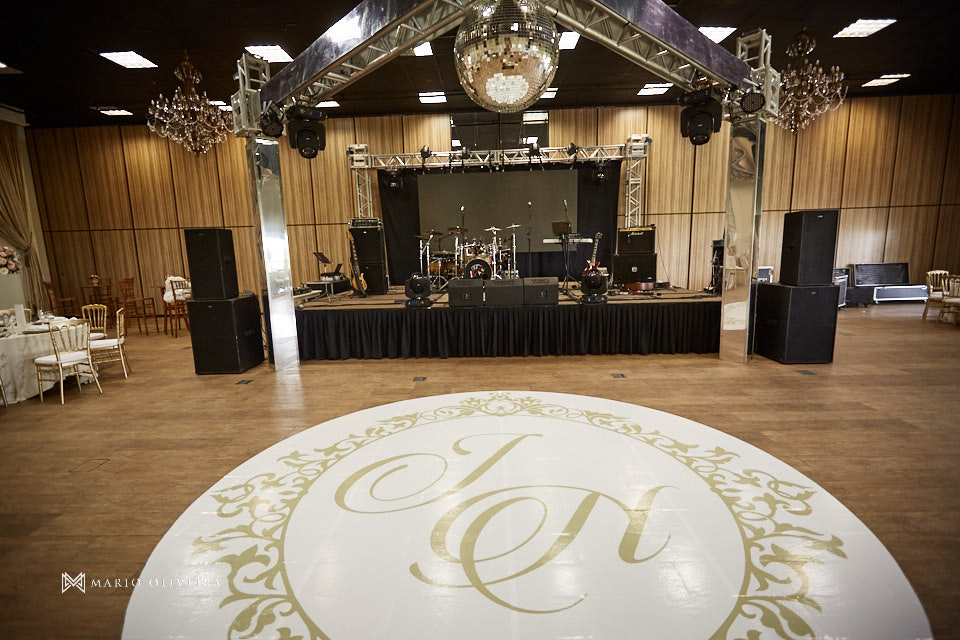 salão da recepção infinity blue resort balneario camboriu com adesivo no chão com o monograma dos noivos