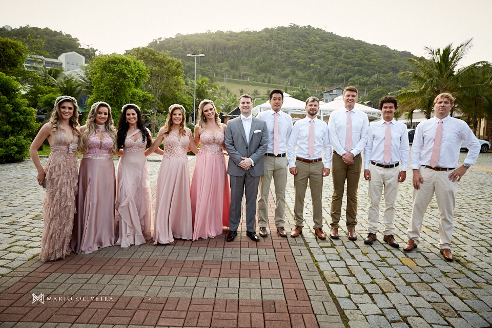 madrinhas e padrinhos lado a lado com o noivo no centro