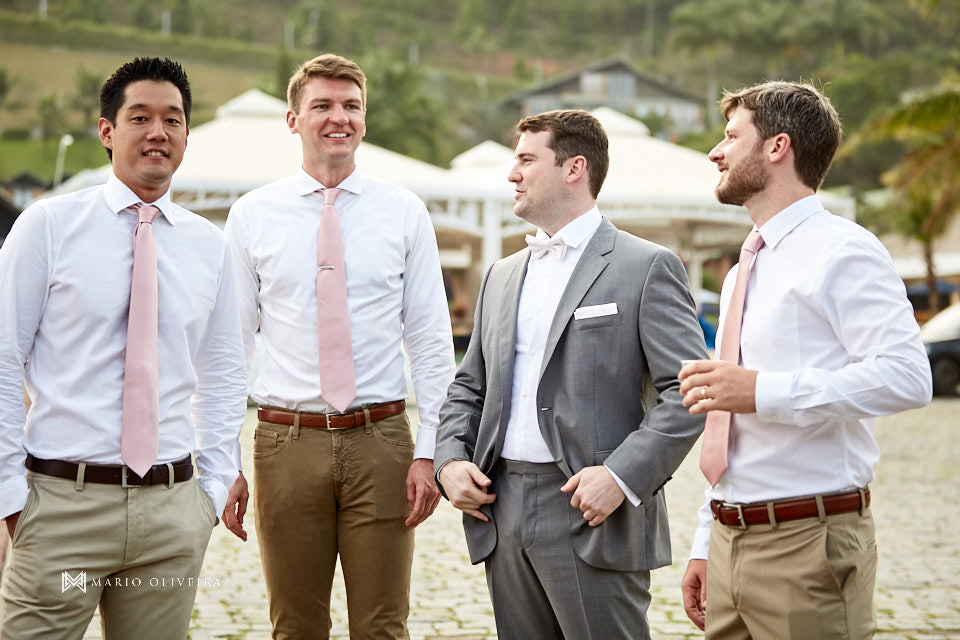 noivo e padrinhos conversando e sorrindo
