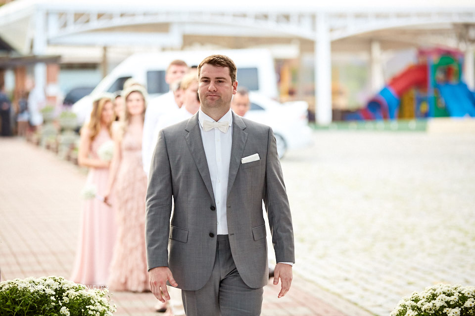 noivo emocionado entrando para a cerimonia de casamento no deck do hotel infinity blue resort em balneario camboriu