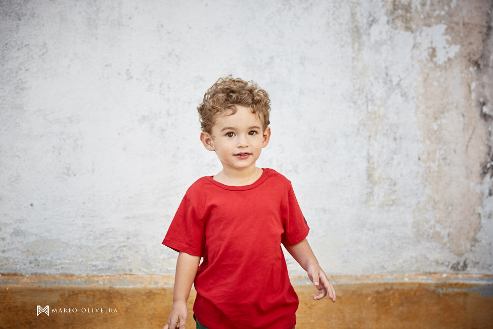 menino de camiseta vermelha em pé, irmão, criança