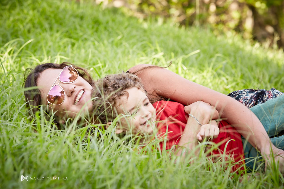 mãe e filho brinando na grama, sorriso,