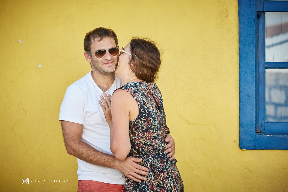 casal se abraçando sorrindo