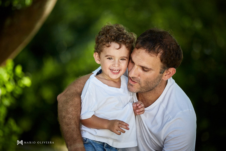 pai e filho juntos, criança sorrindo
