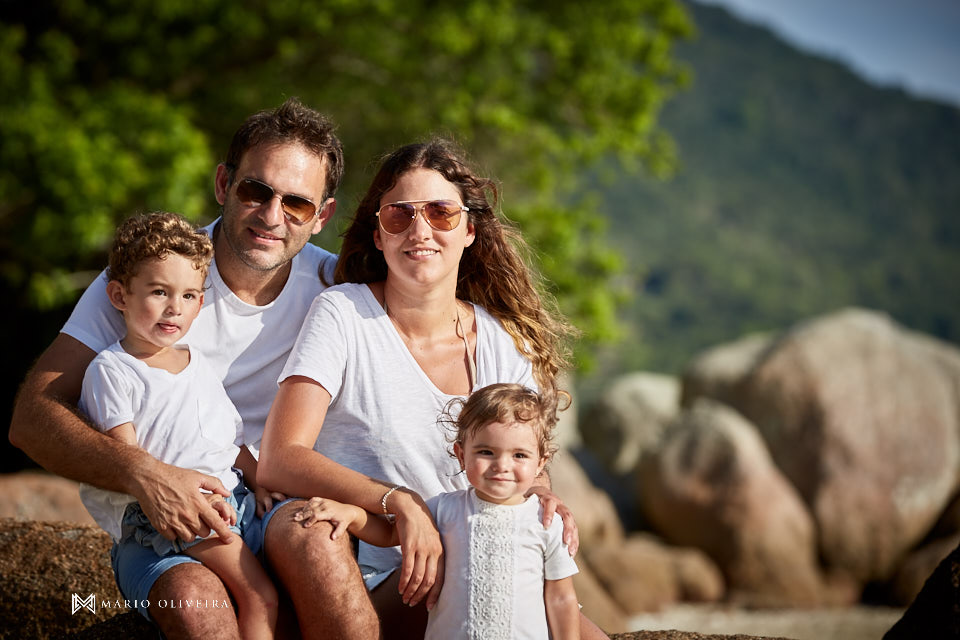 família na praia, casal com crianças felizes e sorrindo