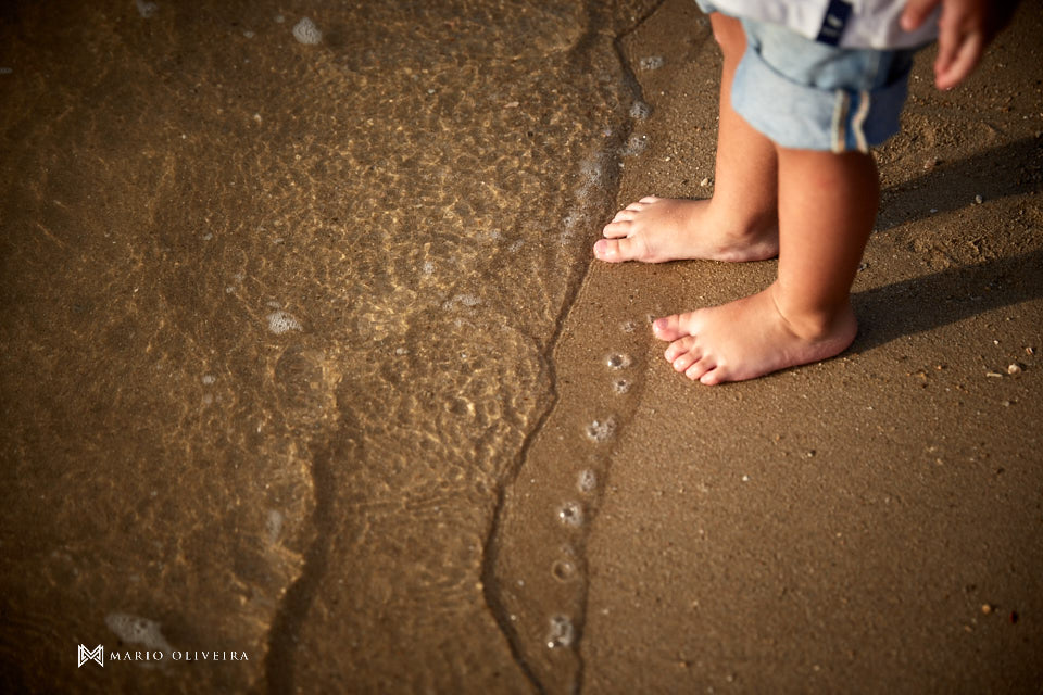 pezinho de criança na praia, onda do mar