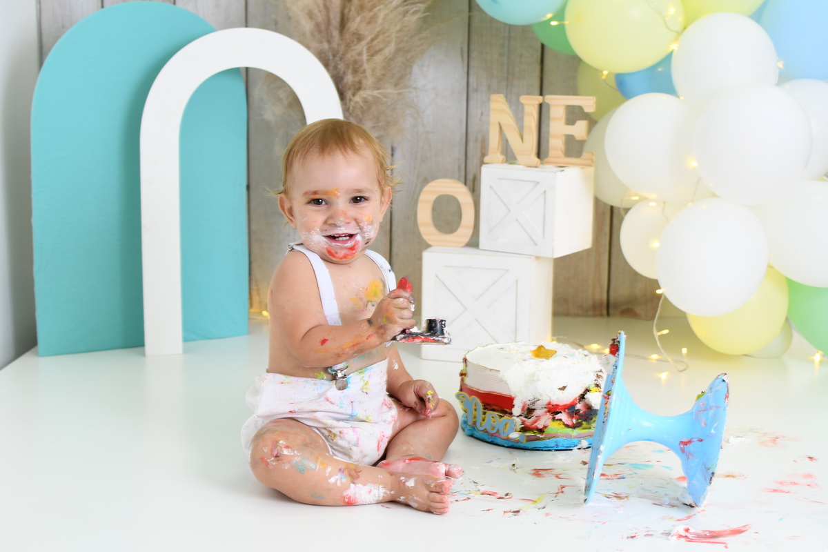 Pequeno grande amor em cada pedacinho de bolo. Ensaio smash the cake!