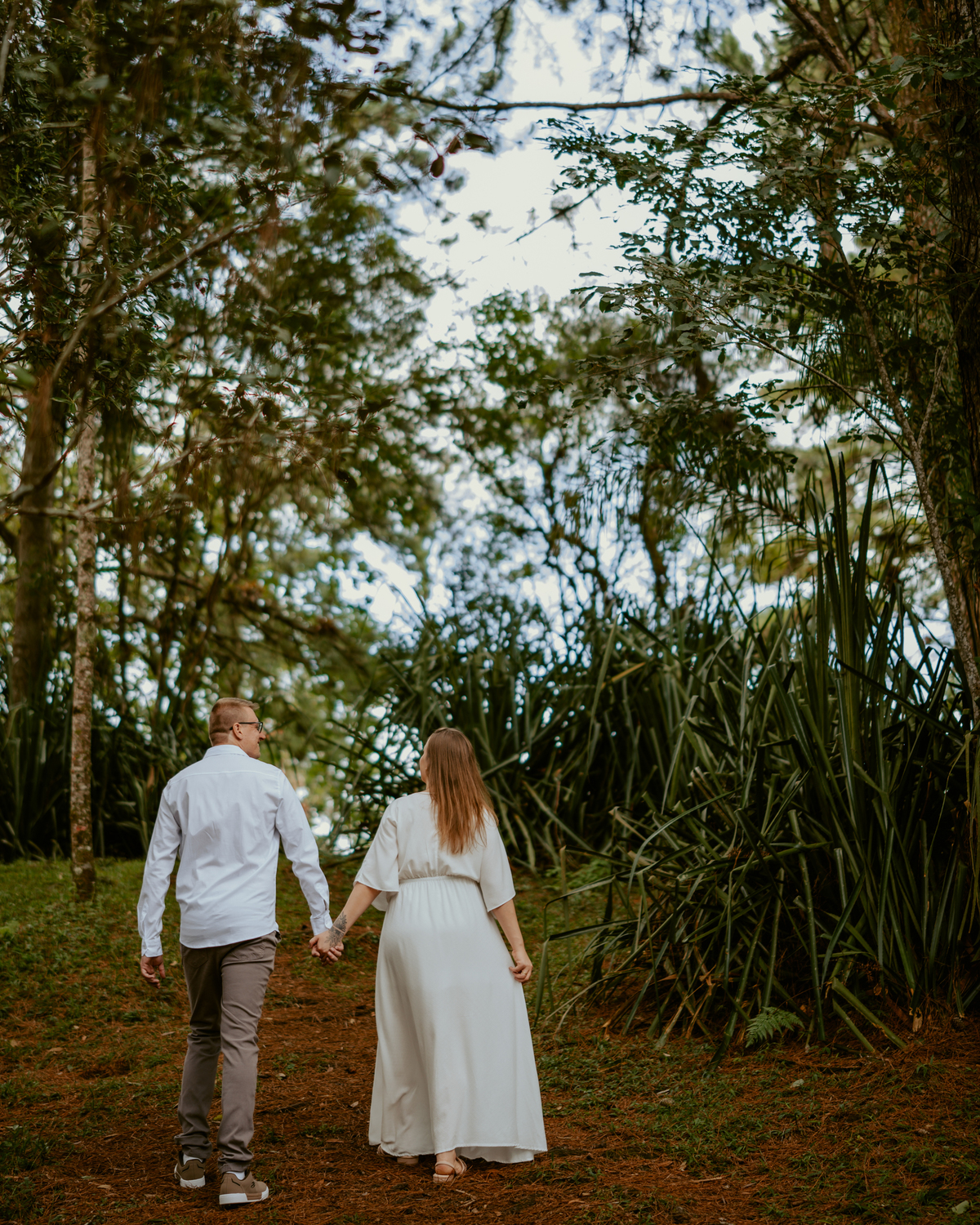 ensaio pre-wedding do casal barbara e christian em rio dos cedros santa catarina na cachoeira formosa e no campo com matos estilo plantação de trigo. fotografo de casamento e ensaio pre casamento.