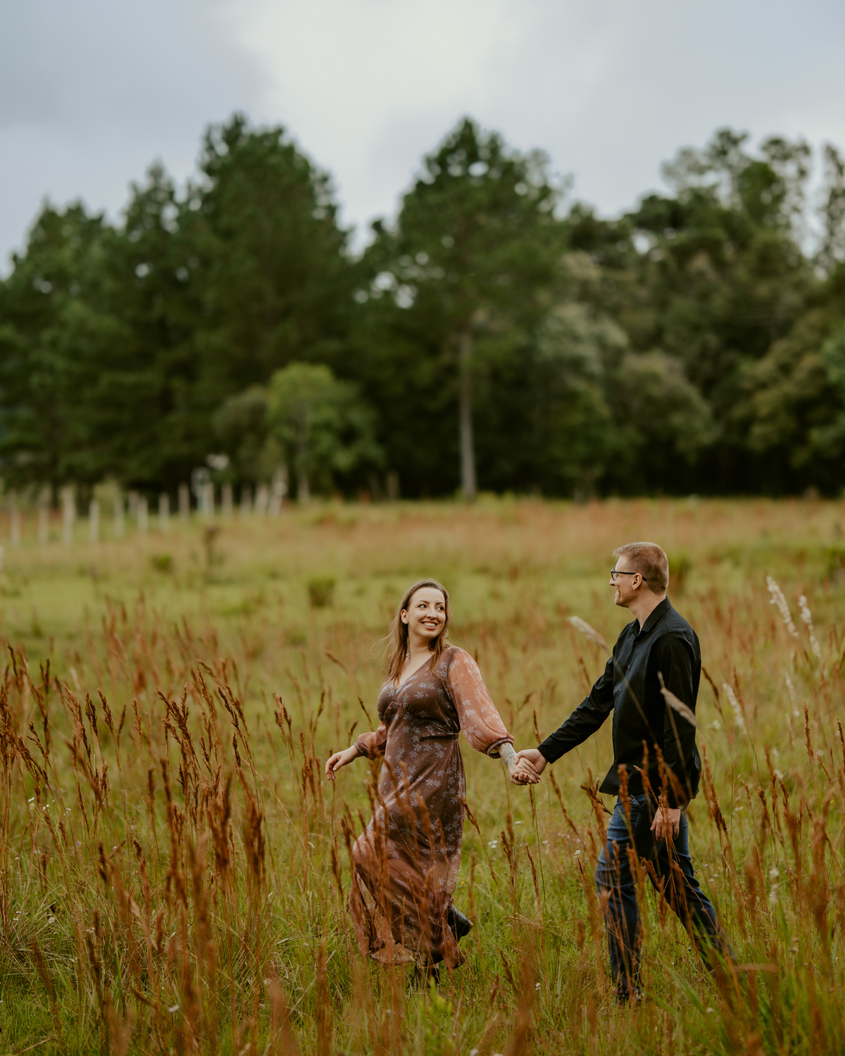 ensaio pre-wedding do casal barbara e christian em rio dos cedros santa catarina na cachoeira formosa e no campo com matos estilo plantação de trigo. fotografo de casamento e ensaio pre casamento.