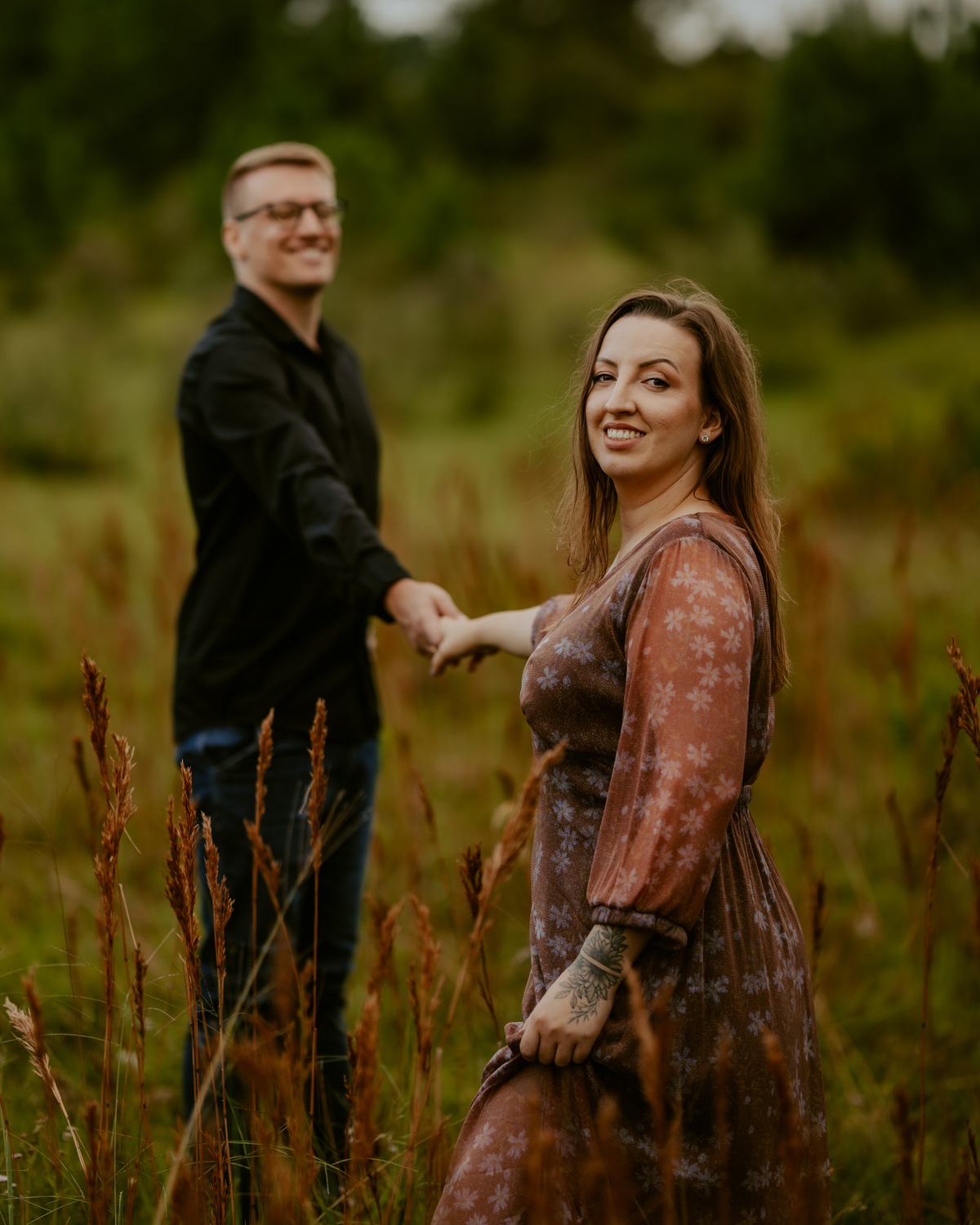 ensaio pre-wedding do casal barbara e christian em rio dos cedros santa catarina na cachoeira formosa e no campo com matos estilo plantação de trigo. fotografo de casamento e ensaio pre casamento.