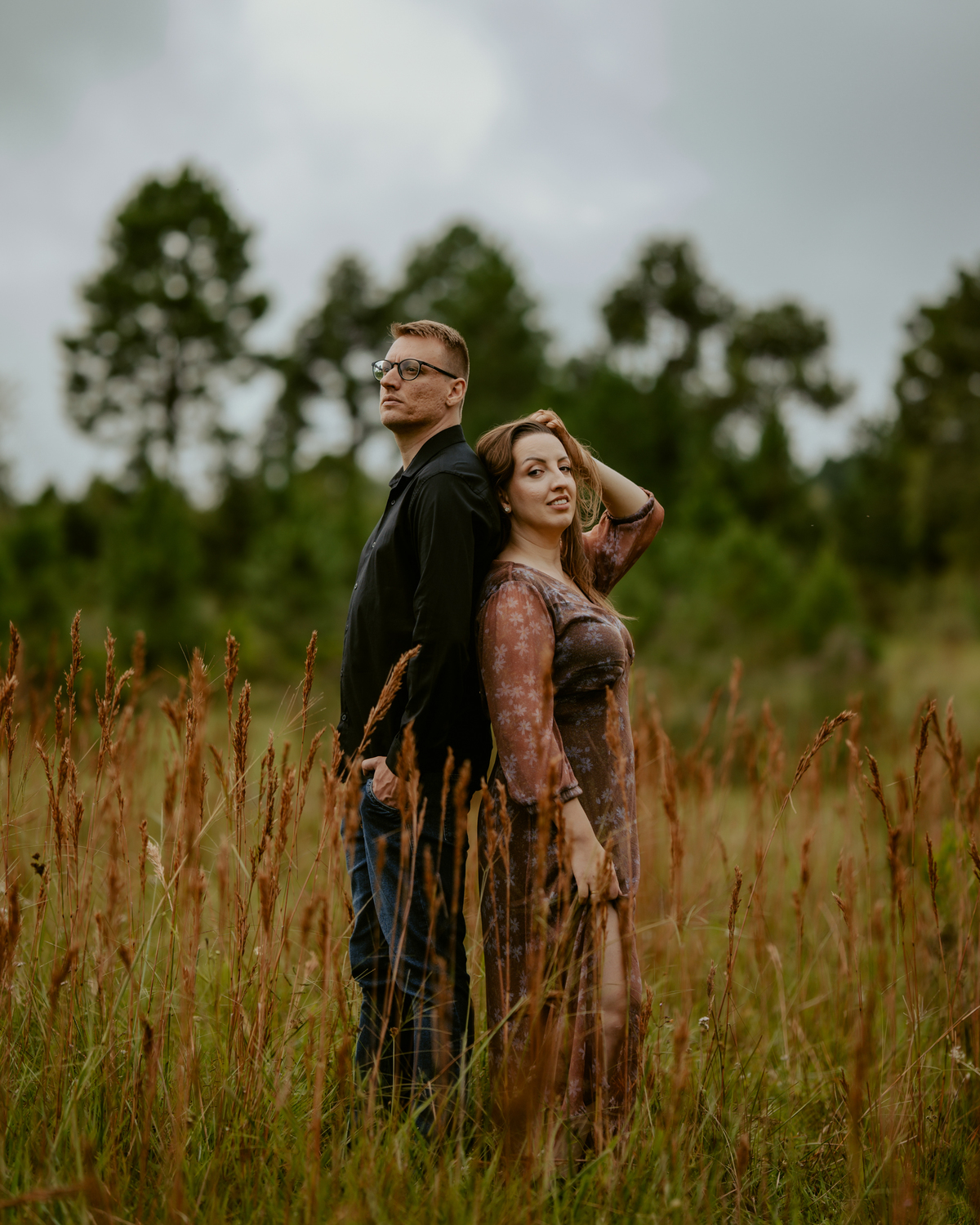 ensaio pre-wedding do casal barbara e christian em rio dos cedros santa catarina na cachoeira formosa e no campo com matos estilo plantação de trigo. fotografo de casamento e ensaio pre casamento.