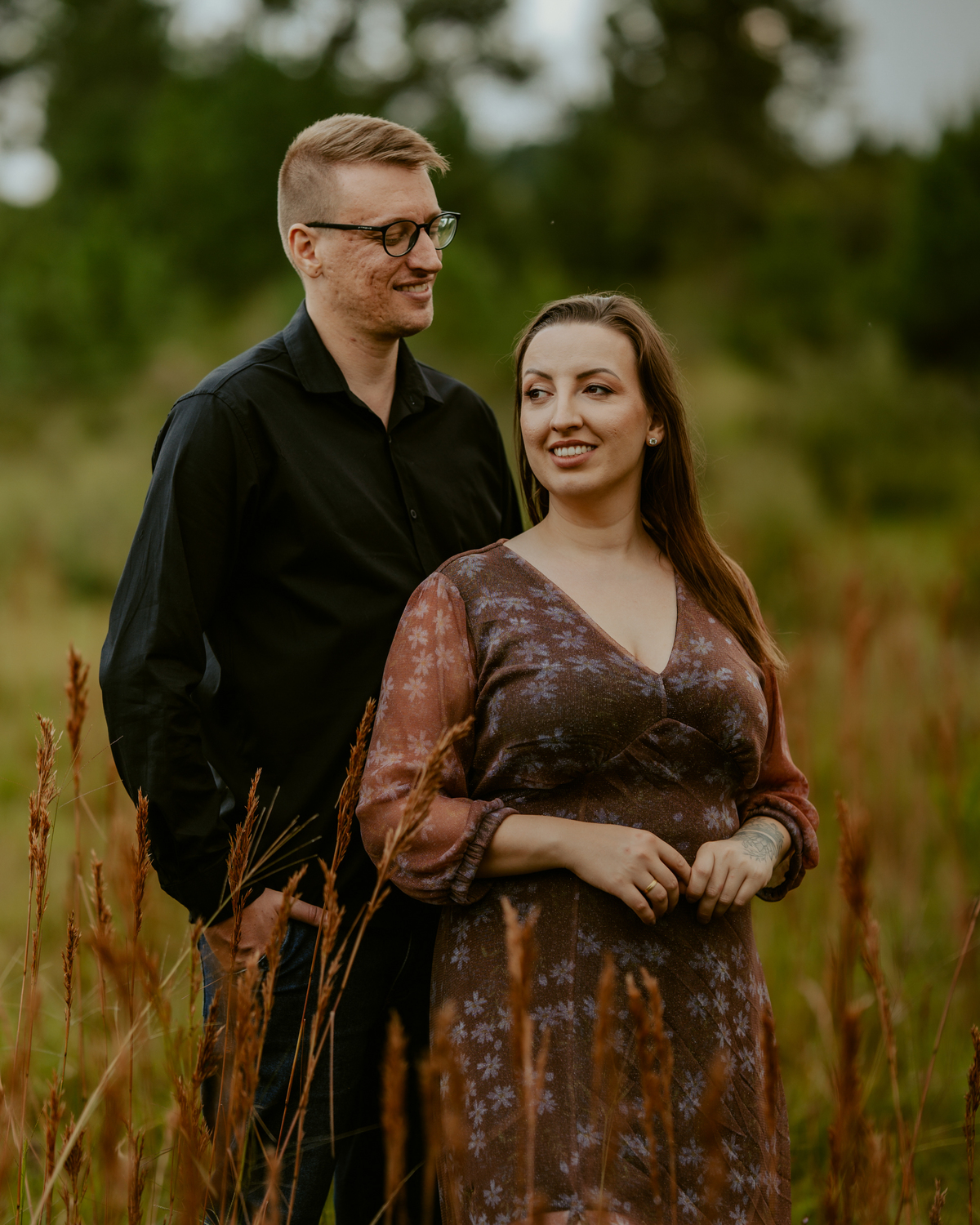 ensaio pre-wedding do casal barbara e christian em rio dos cedros santa catarina na cachoeira formosa e no campo com matos estilo plantação de trigo. fotografo de casamento e ensaio pre casamento.