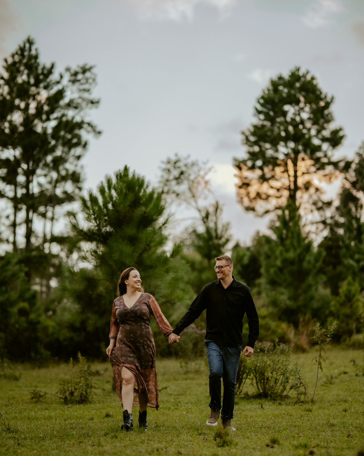 ensaio pre-wedding do casal barbara e christian em rio dos cedros santa catarina na cachoeira formosa e no campo com matos estilo plantação de trigo. fotografo de casamento e ensaio pre casamento.