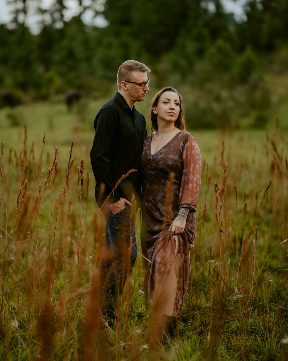 ensaio pre-wedding do casal barbara e christian em rio dos cedros santa catarina na cachoeira formosa e no campo com matos estilo plantação de trigo. fotografo de casamento e ensaio pre casamento.