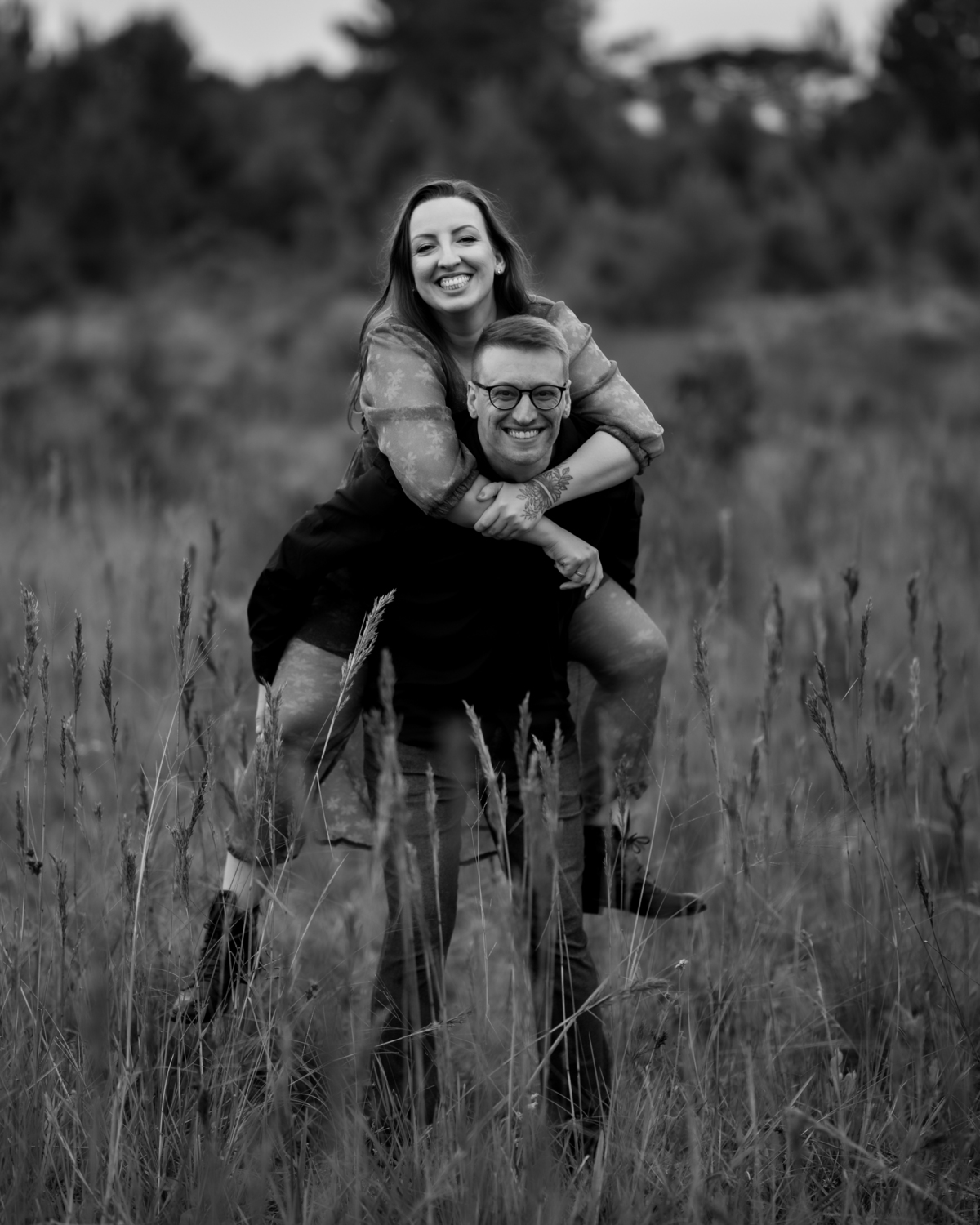 ensaio pre-wedding do casal barbara e christian em rio dos cedros santa catarina na cachoeira formosa e no campo com matos estilo plantação de trigo. fotografo de casamento e ensaio pre casamento.