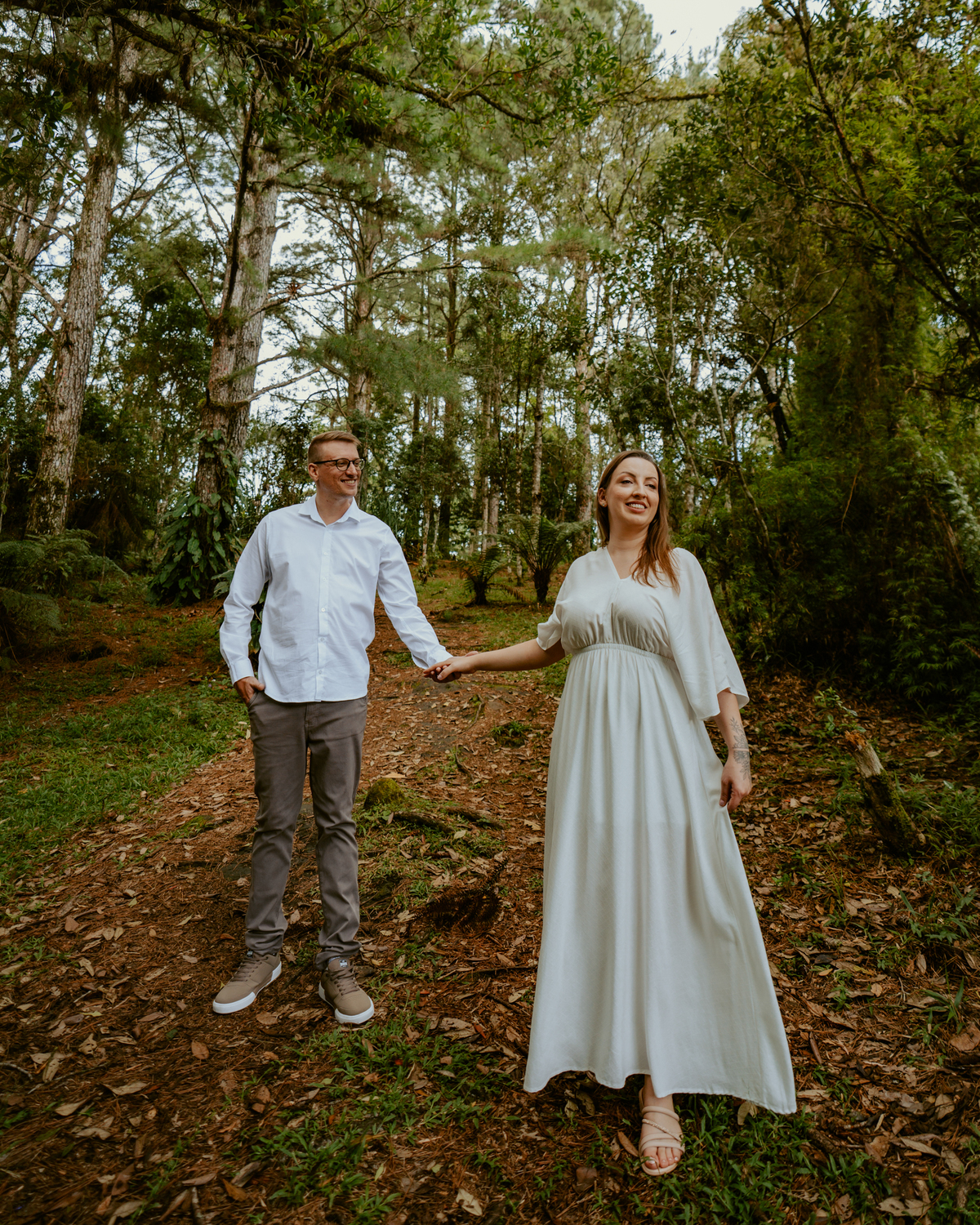 ensaio pre-wedding do casal barbara e christian em rio dos cedros santa catarina na cachoeira formosa e no campo com matos estilo plantação de trigo. fotografo de casamento e ensaio pre casamento.