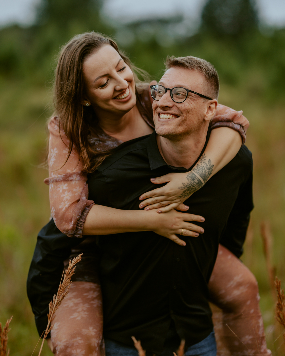ensaio pre-wedding do casal barbara e christian em rio dos cedros santa catarina na cachoeira formosa e no campo com matos estilo plantação de trigo. fotografo de casamento e ensaio pre casamento.