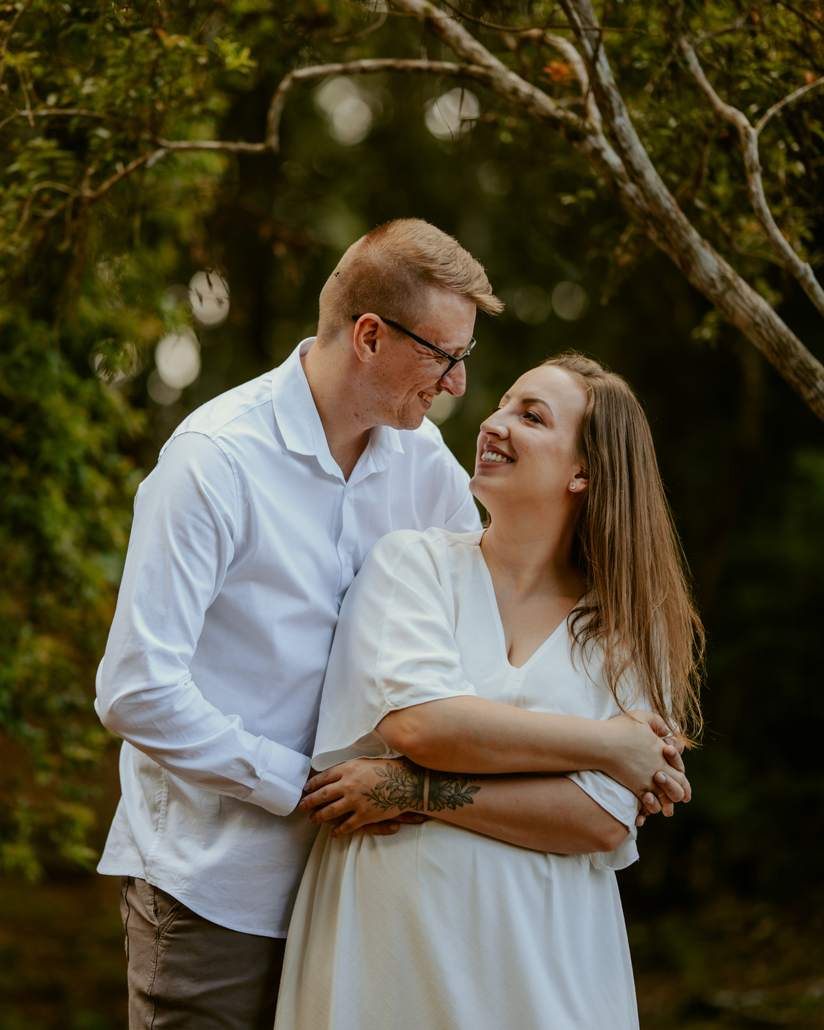ensaio pre-wedding do casal barbara e christian em rio dos cedros santa catarina na cachoeira formosa e no campo com matos estilo plantação de trigo. fotografo de casamento e ensaio pre casamento.