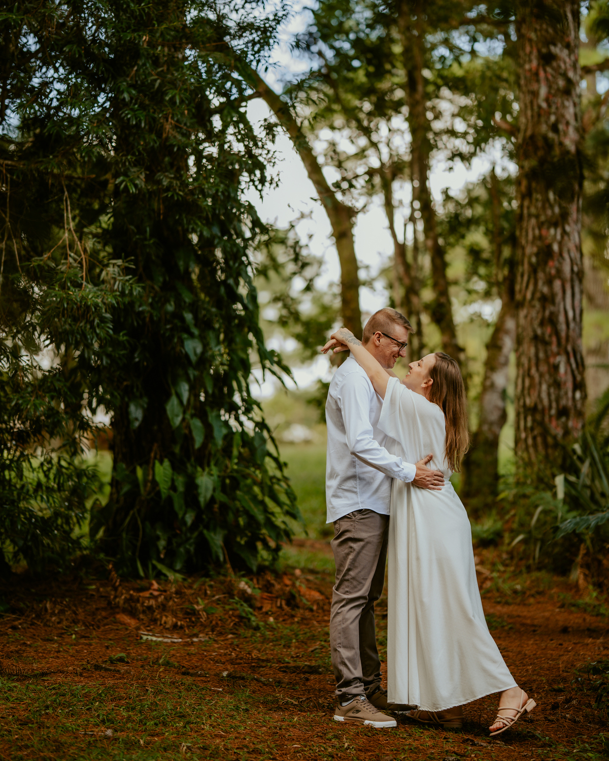 ensaio pre-wedding do casal barbara e christian em rio dos cedros santa catarina na cachoeira formosa e no campo com matos estilo plantação de trigo. fotografo de casamento e ensaio pre casamento.