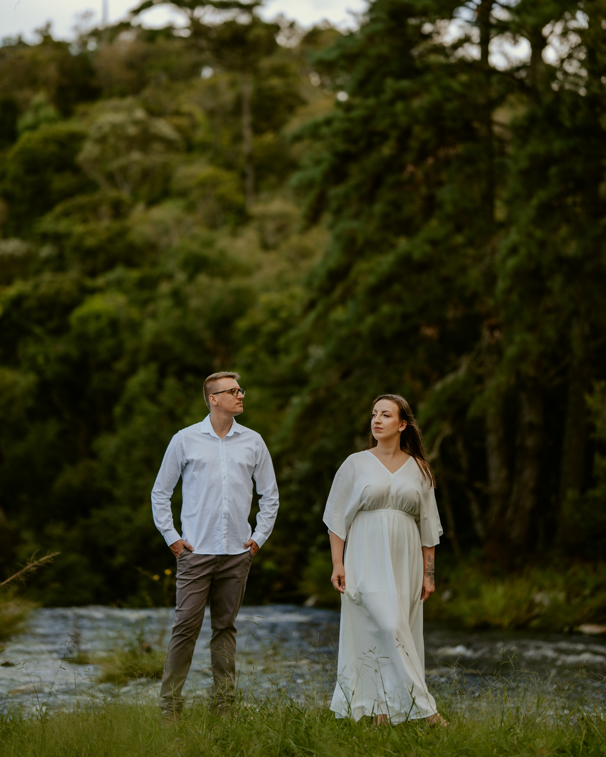ensaio pre-wedding do casal barbara e christian em rio dos cedros santa catarina na cachoeira formosa e no campo com matos estilo plantação de trigo. fotografo de casamento e ensaio pre casamento.