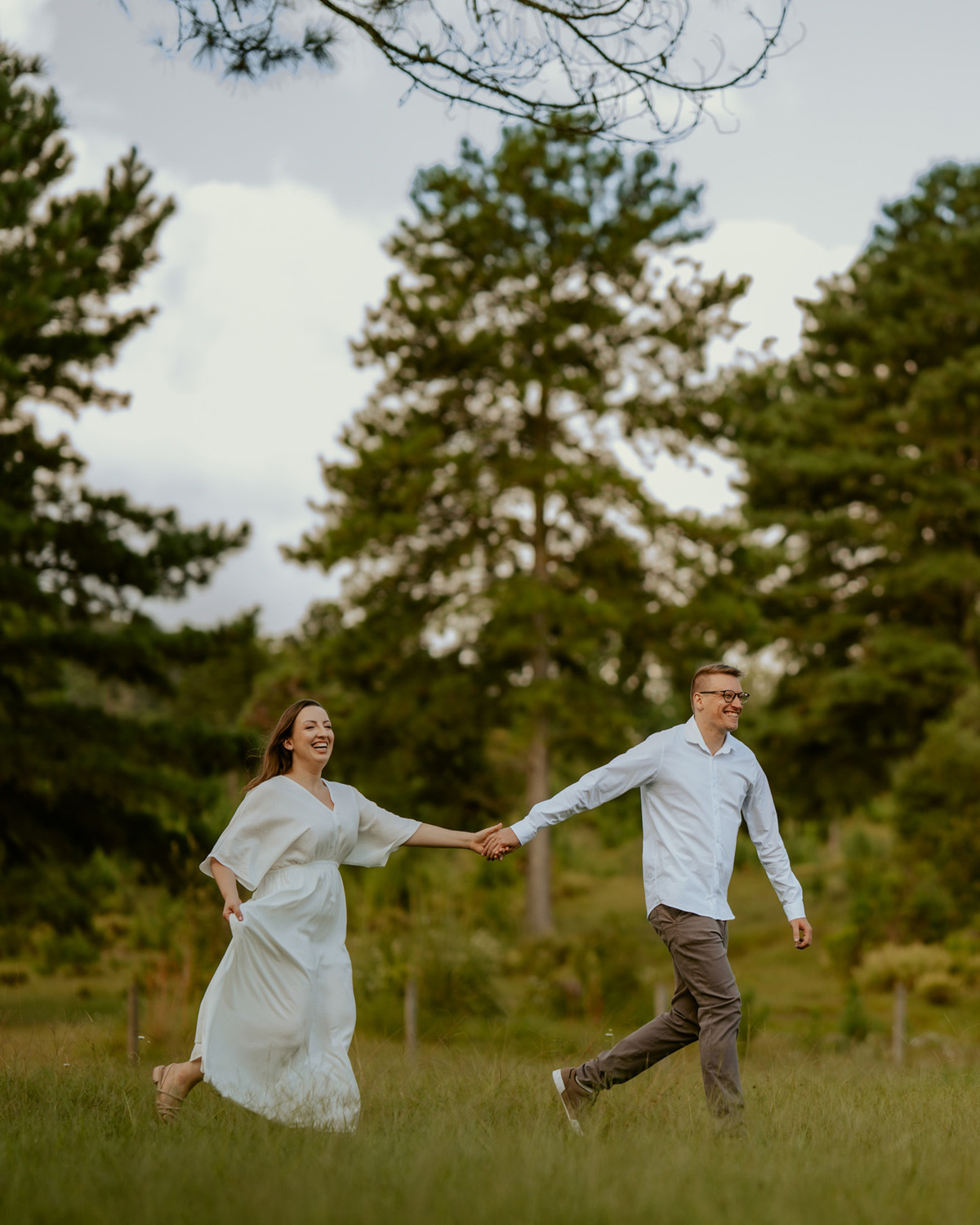 ensaio pre-wedding do casal barbara e christian em rio dos cedros santa catarina na cachoeira formosa e no campo com matos estilo plantação de trigo. fotografo de casamento e ensaio pre casamento.