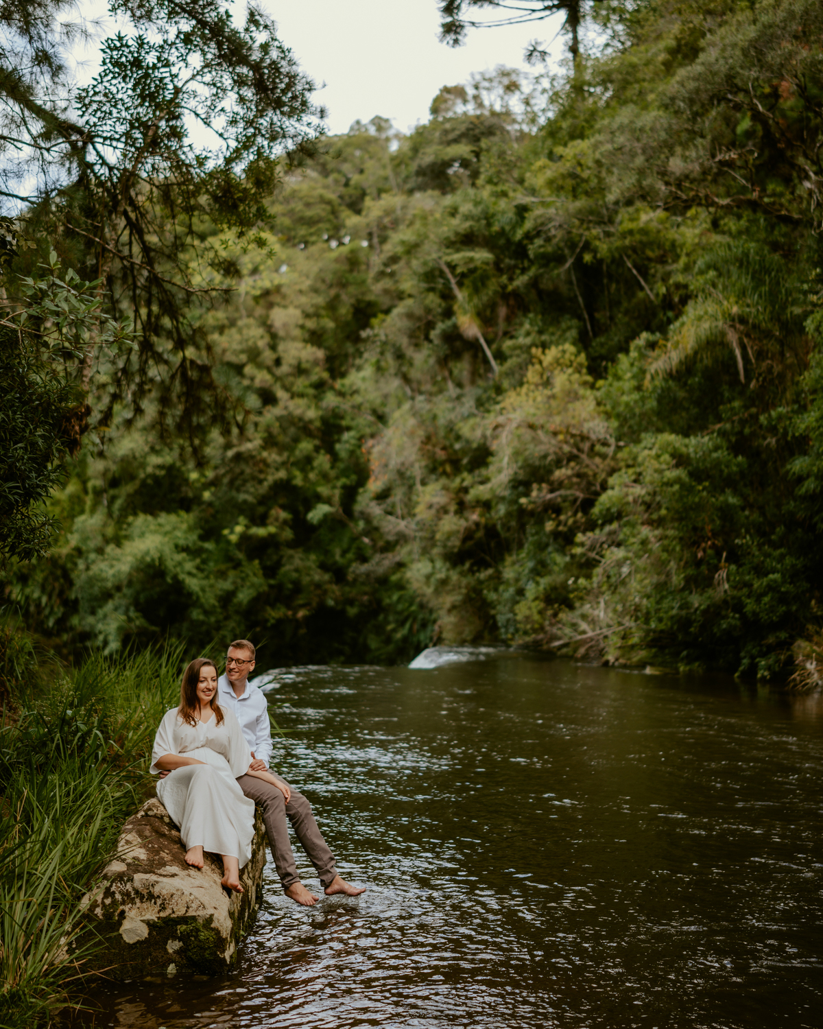 ensaio pre-wedding do casal barbara e christian em rio dos cedros santa catarina na cachoeira formosa e no campo com matos estilo plantação de trigo. fotografo de casamento e ensaio pre casamento.