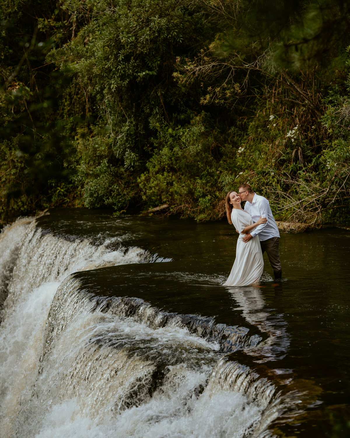 ensaio pre-wedding do casal barbara e christian em rio dos cedros santa catarina na cachoeira formosa e no campo com matos estilo plantação de trigo. fotografo de casamento e ensaio pre casamento.