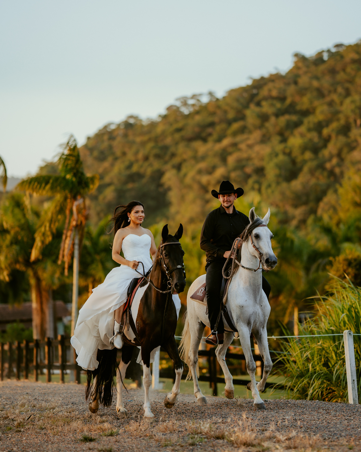 ensaio-prewedding-patrcia-rogerio-coutry-cavalo-chapeu-boiadeira-fotografo-casamento-interior-agroboy-haras-campo-praia-mocambique-florianopolis-indaial-gaucho-fotos-casal