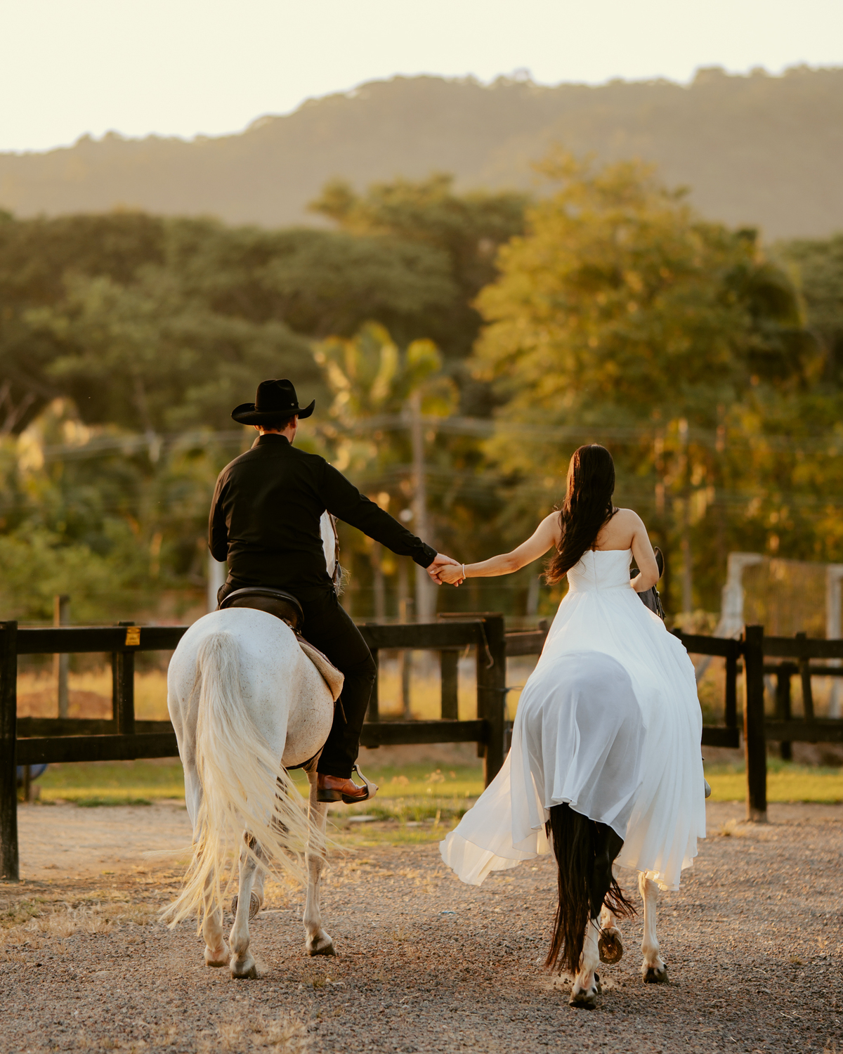 ensaio-prewedding-patrcia-rogerio-coutry-cavalo-chapeu-boiadeira-fotografo-casamento-interior-agroboy-haras-campo-praia-mocambique-florianopolis-indaial-gaucho-fotos-casal