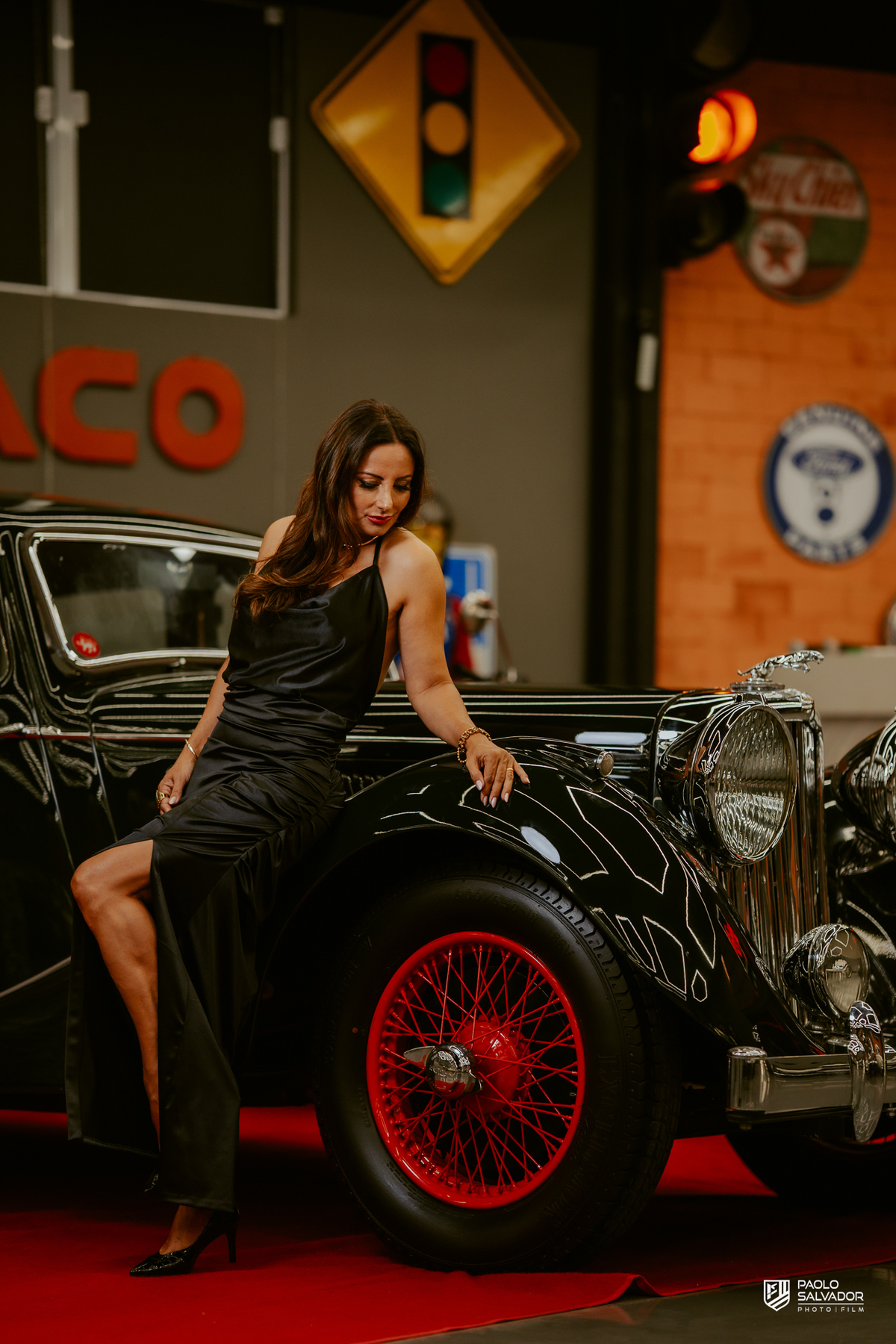 festa das amigas com tema de máscara em indaial no museu de carros antigos, fotos ensaio feminino com carros antigos, ensaio pessoal, fotos da festa, blumenau, itapema, praia, fotografo de casamento