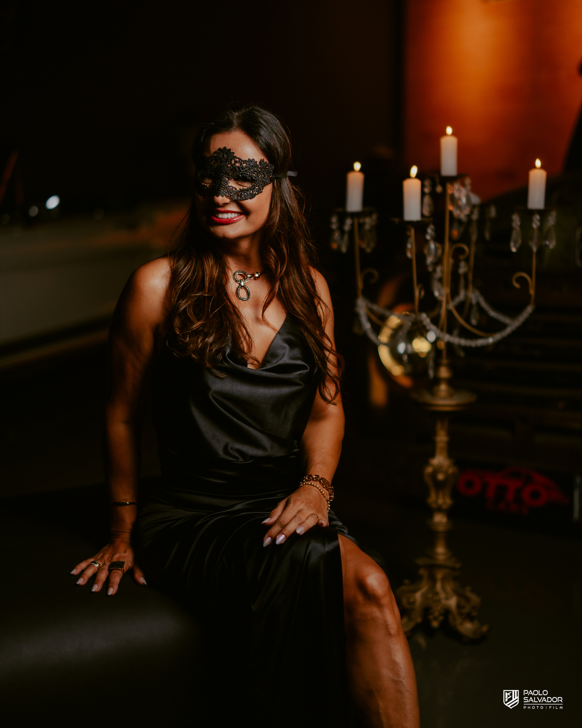 festa das amigas com tema de máscara em indaial no museu de carros antigos, fotos ensaio feminino com carros antigos, ensaio pessoal, fotos da festa, blumenau, itapema, praia, fotografo de casamento