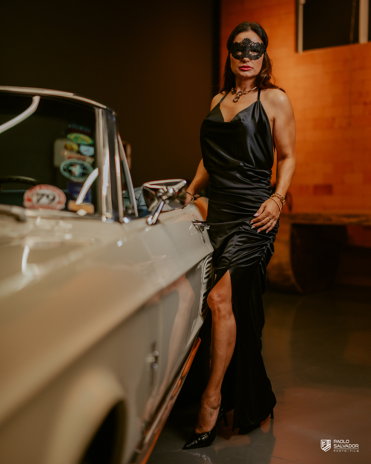 festa das amigas com tema de máscara em indaial no museu de carros antigos, fotos ensaio feminino com carros antigos, ensaio pessoal, fotos da festa, blumenau, itapema, praia, fotografo de casamento