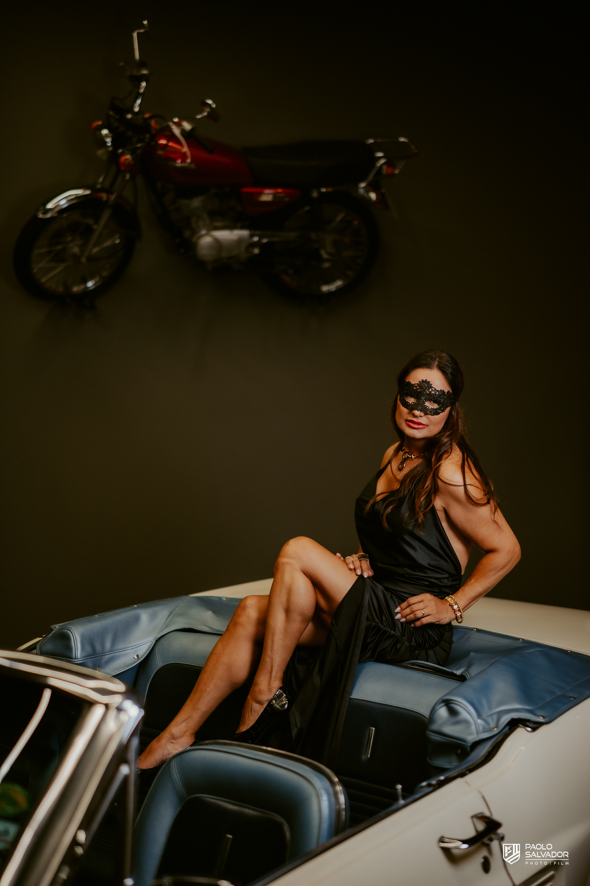 festa das amigas com tema de máscara em indaial no museu de carros antigos, fotos ensaio feminino com carros antigos, ensaio pessoal, fotos da festa, blumenau, itapema, praia, fotografo de casamento