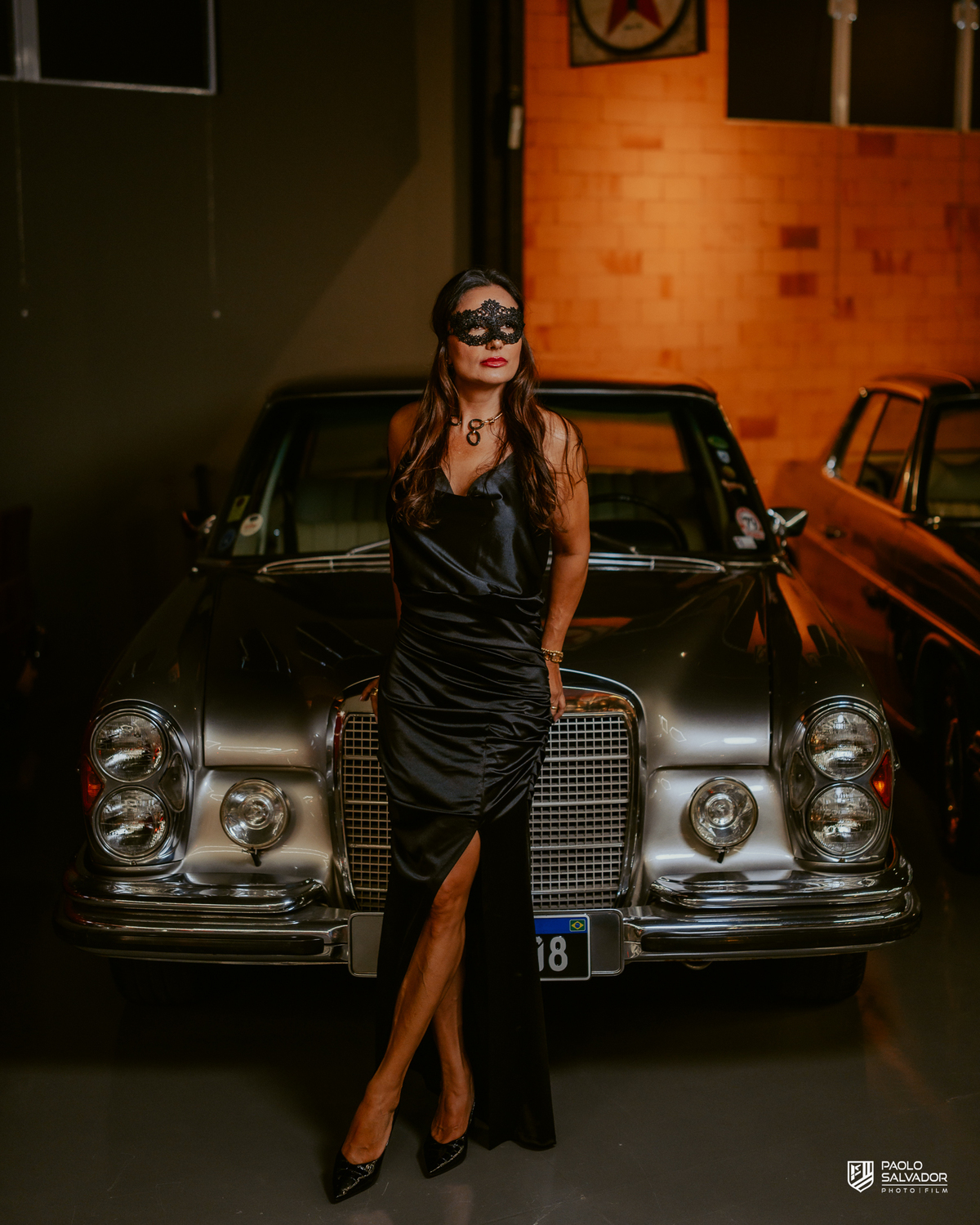 festa das amigas com tema de máscara em indaial no museu de carros antigos, fotos ensaio feminino com carros antigos, ensaio pessoal, fotos da festa, blumenau, itapema, praia, fotografo de casamento