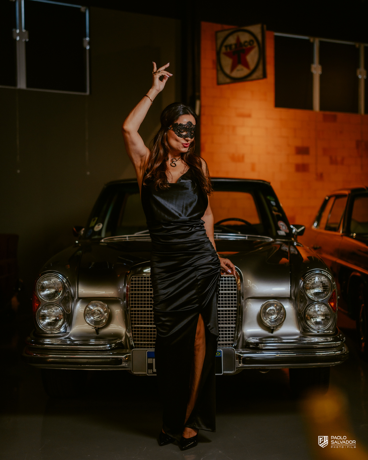 festa das amigas com tema de máscara em indaial no museu de carros antigos, fotos ensaio feminino com carros antigos, ensaio pessoal, fotos da festa, blumenau, itapema, praia, fotografo de casamento
