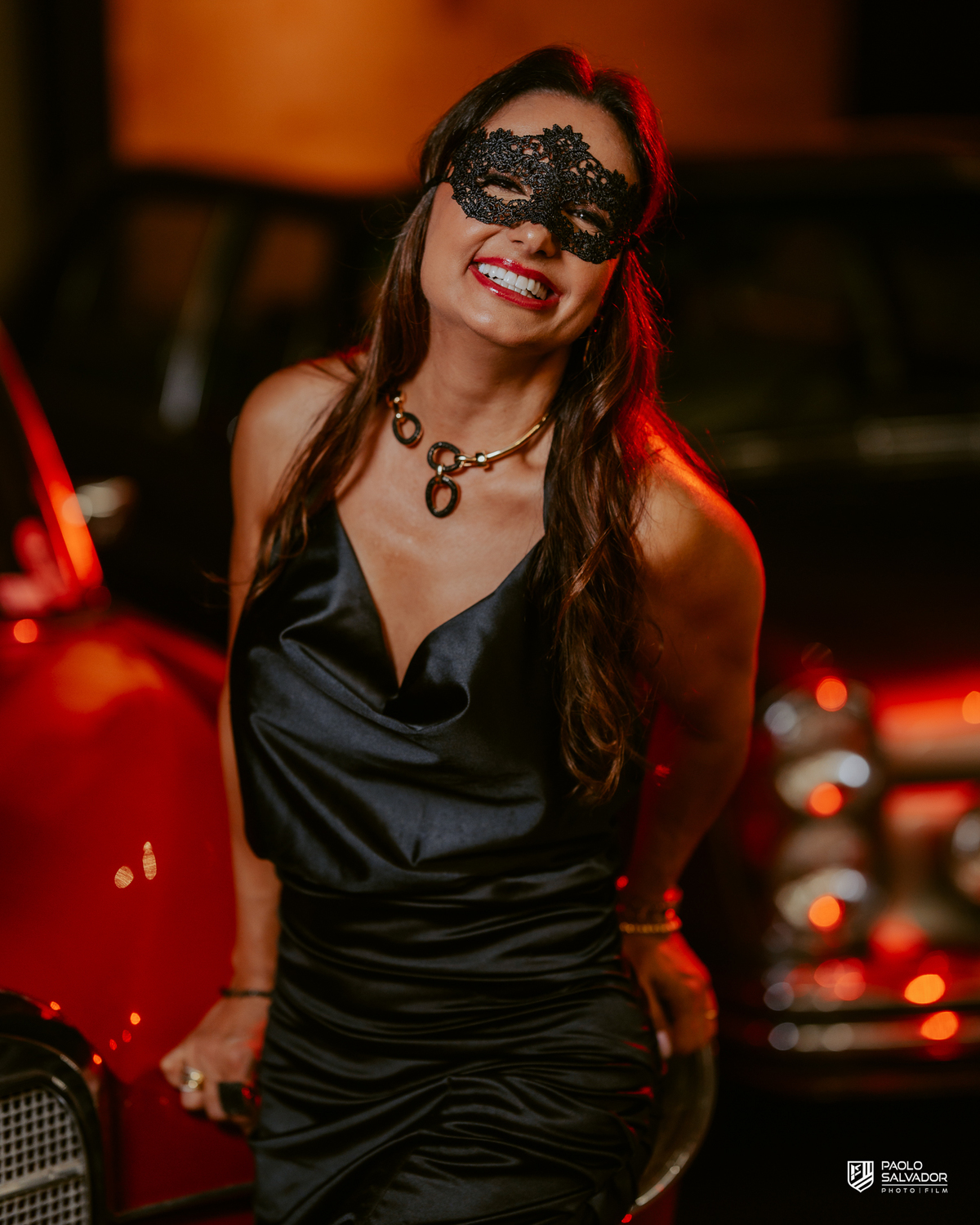 festa das amigas com tema de máscara em indaial no museu de carros antigos, fotos ensaio feminino com carros antigos, ensaio pessoal, fotos da festa, blumenau, itapema, praia, fotografo de casamento