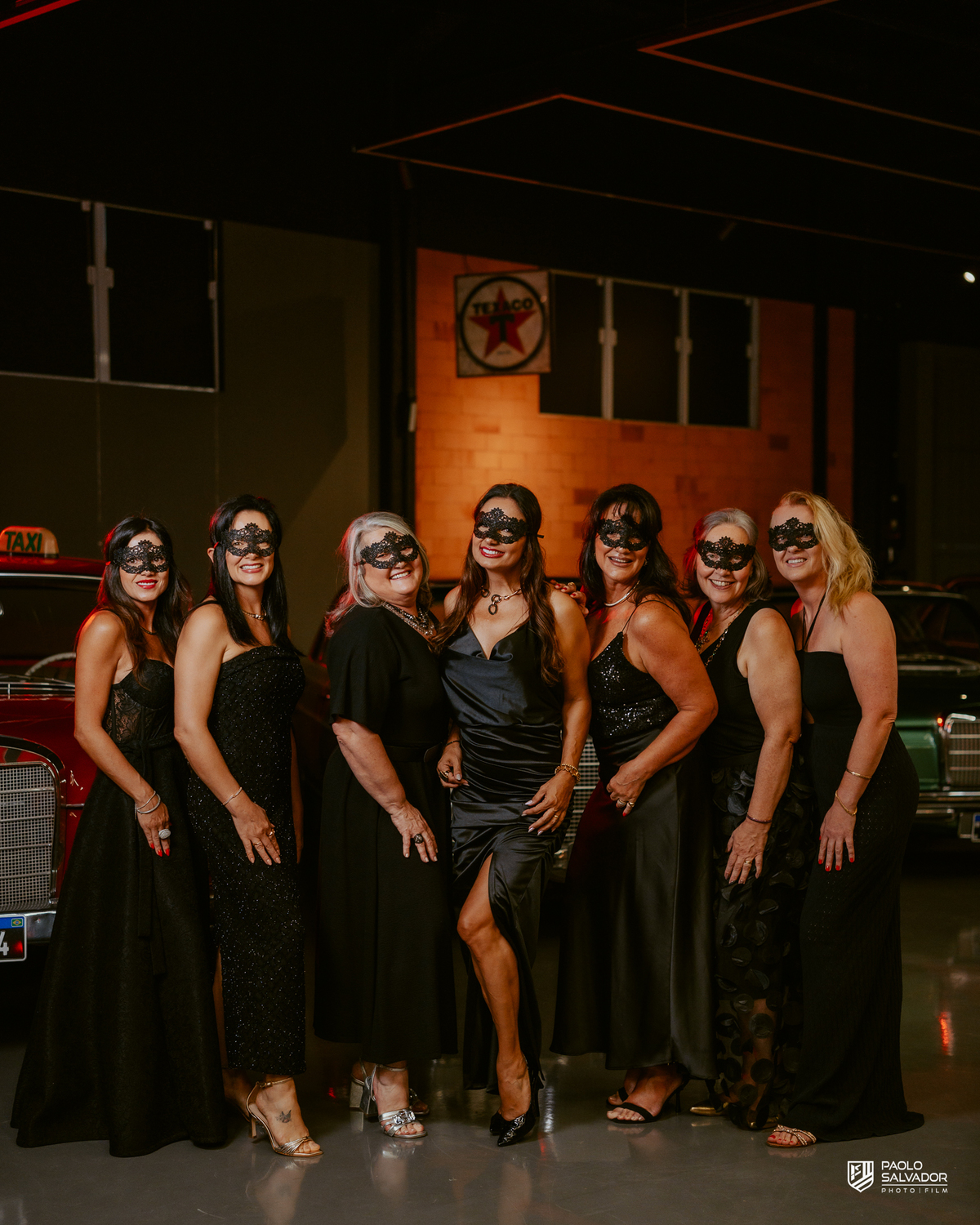 festa das amigas com tema de máscara em indaial no museu de carros antigos, fotos ensaio feminino com carros antigos, ensaio pessoal, fotos da festa, blumenau, itapema, praia, fotografo de casamento