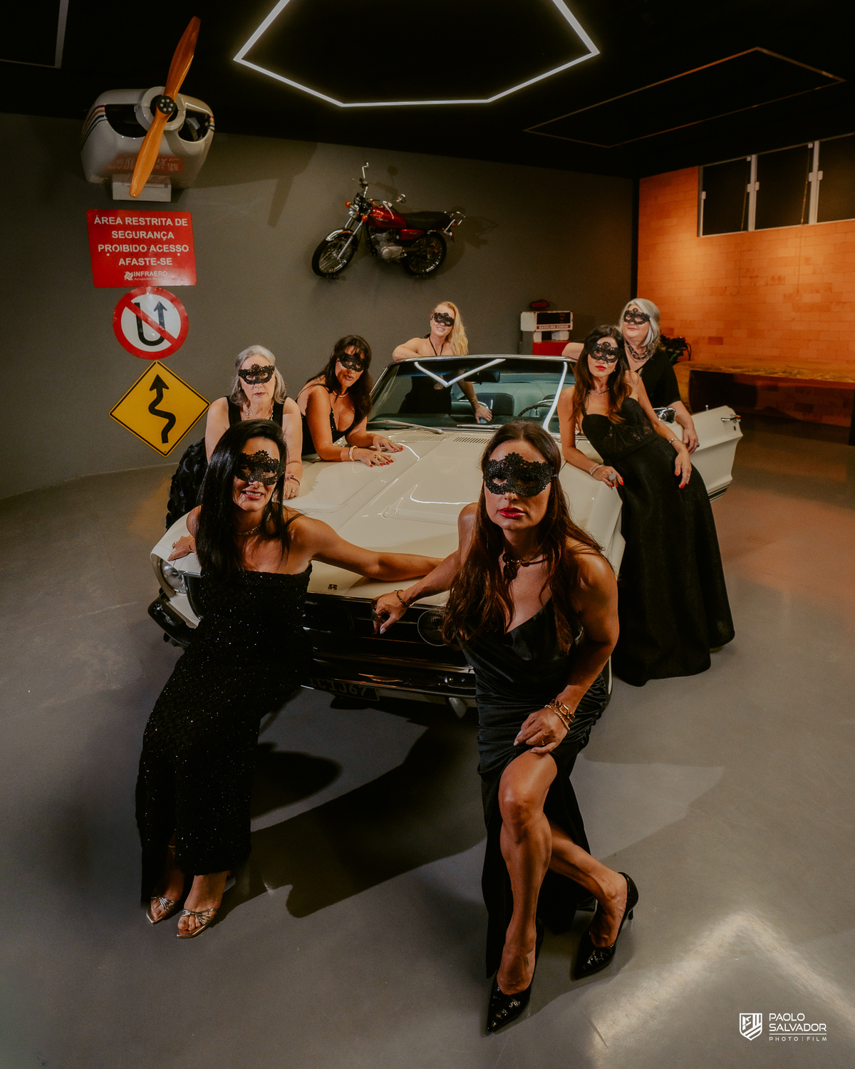 festa das amigas com tema de máscara em indaial no museu de carros antigos, fotos ensaio feminino com carros antigos, ensaio pessoal, fotos da festa, blumenau, itapema, praia, fotografo de casamento