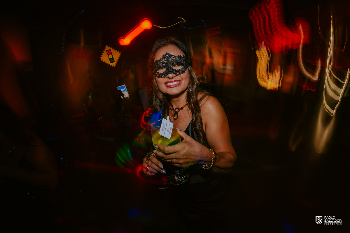 festa das amigas com tema de máscara em indaial no museu de carros antigos, fotos ensaio feminino com carros antigos, ensaio pessoal, fotos da festa, blumenau, itapema, praia, fotografo de casamento