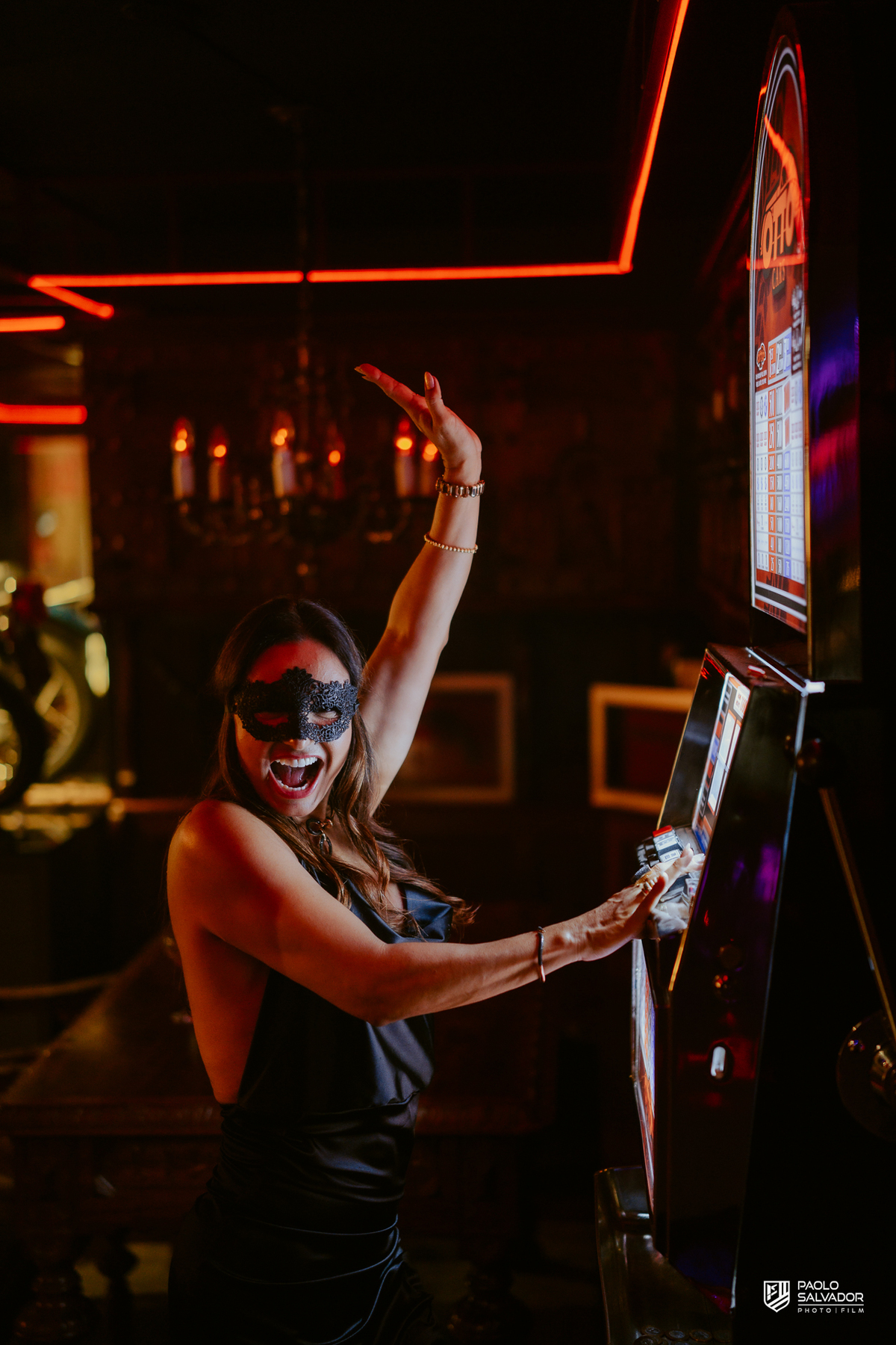 festa das amigas com tema de máscara em indaial no museu de carros antigos, fotos ensaio feminino com carros antigos, ensaio pessoal, fotos da festa, blumenau, itapema, praia, fotografo de casamento