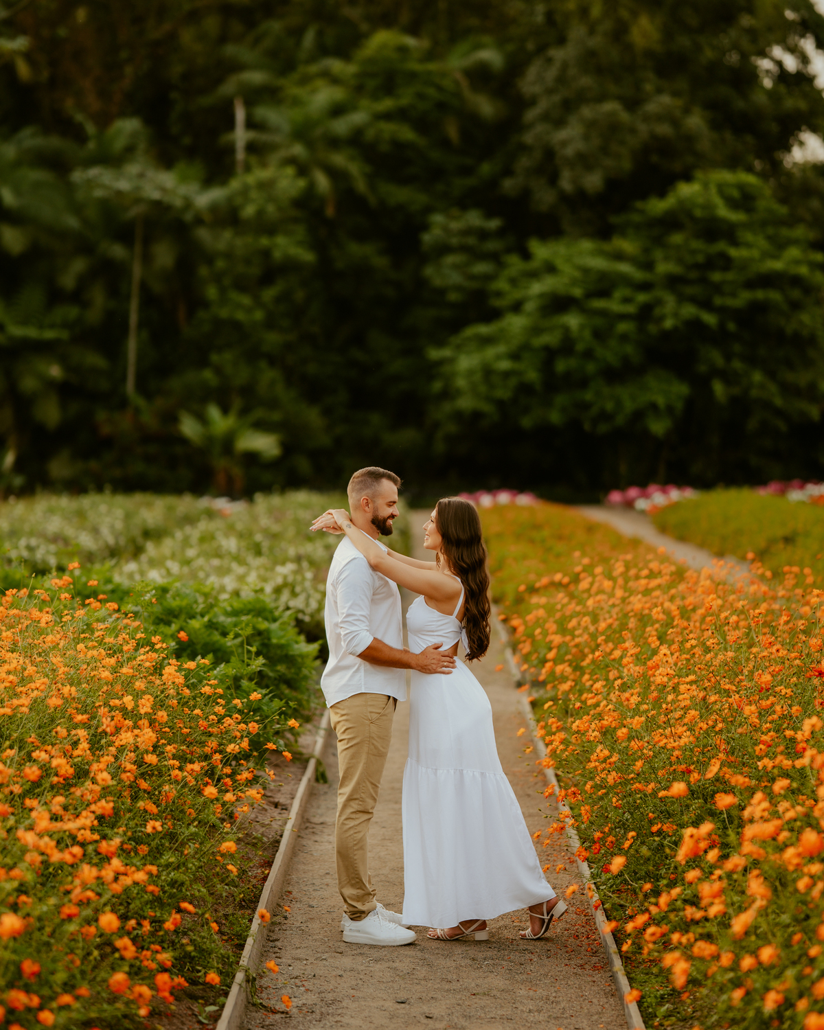 pre-wedding-romantico-no-parque-hemero-joinville-casal-caminhando-nos-jardins-e-flores-vanessa-e-alex-fotografo-de-casamento-joinville-blumenau
