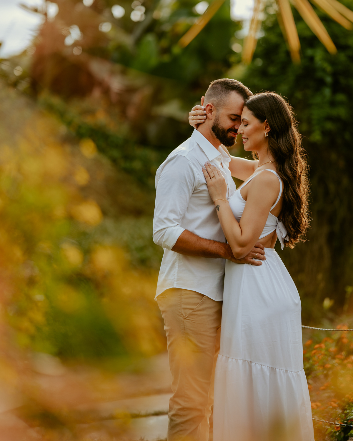 ensaio-pre-wedding-no-parque-hemero-em-joinville-sc-casal-entre-flores-e-jardins-vanessa-e-alex-fotografia-de-casamento-regiao-norte-de-santa-catarina